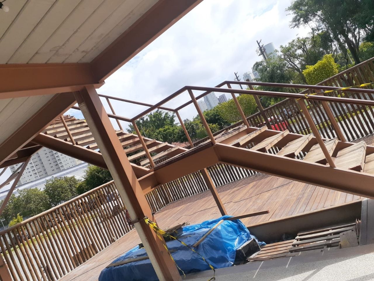 Deck e escadaria em madeira